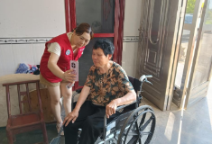 邻长“上门帮” 畅通养老认证“服务路”