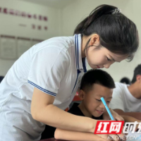 说好普通话、唱好红色歌曲 大学生为乡村孩子传播“好声音”
