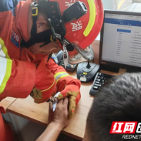 群众戒指卡手求助，消防迅速处置