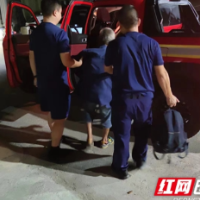 老人深夜走失 消防帮忙回家