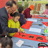 迎春送福书春联，健康相伴暖人心