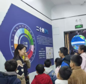 长沙：爱心妈妈陪伴过小年 小脚丫丈量儿童友好