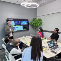 π动天心・青创未来②｜谭亚：从美术生到“屏主”，用AI重构户外广告