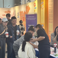 “妆”备上阵 “职”面未来：长沙招聘会玩出新花样