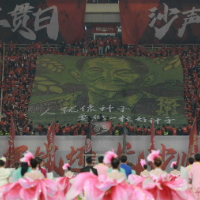 湘超名场面:贺龙体育场巨幅TIFO怀念袁隆平