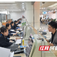 背双肩包轻装上阵，长沙宠你！