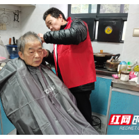 银发映照“志愿红”，看老党员如何让“雷锋精神”落地生根