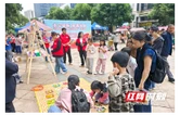 邻里互助传廉风，童真集市献爱心