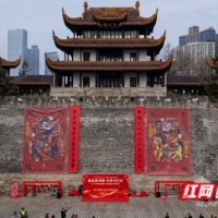 巨幅对联惊现千年古城墙 有一种年味叫“墨香绵长”