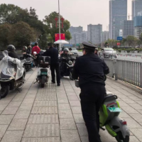 守护温暖归途 城管人用“敬业福”换旅客“平安福”