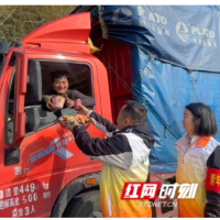 从“快进快出”到“暖心福袋” 他们用坚守与温情守护返乡团圆路