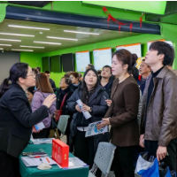 现场+云端，这场招聘会架起就业“暖心桥”