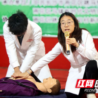 村里来了群“专家”,乡亲们赶了一场“健康集”