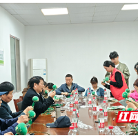 “雨”邻有约｜“艾”不释手！清廉课堂这样“锤”出实效