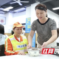 “湖南好人”李红英:12年下好一碗“人情面”
