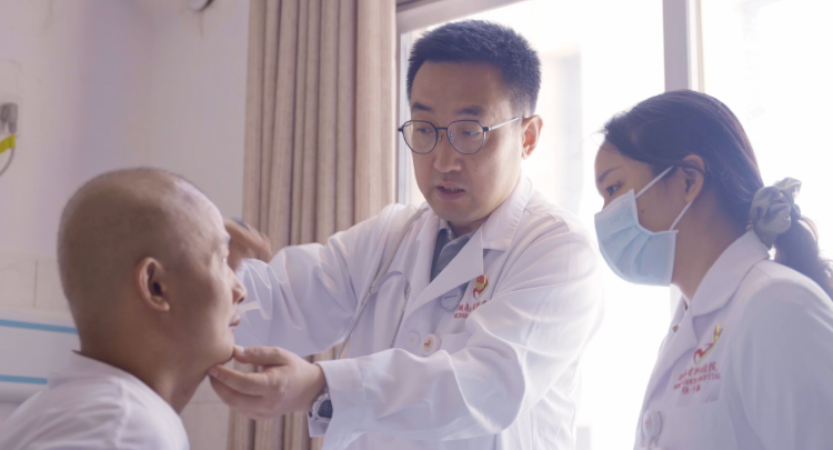 “最美医者”韩亚骞：生命脆弱处 洒下尊严光