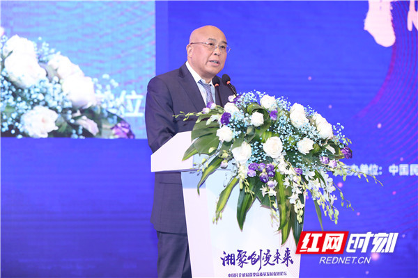 中共中央对外联络部原副部长、全国政协委员周力做《当前国际形势及两会精神》主题演讲。