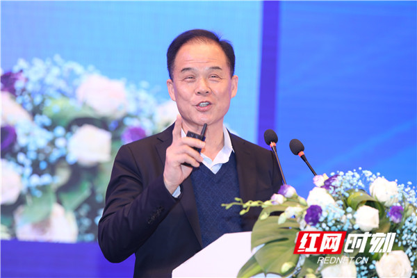 宁儿医院集团董事长、湖南省政协委员刘习明做《文化赋能促发展，打造宁儿幸福链》主题发言。