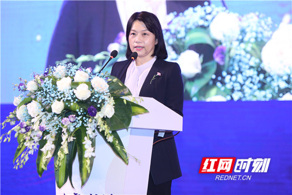 湖南省工商联副主席、省人大常委会委员李曦女士致辞。