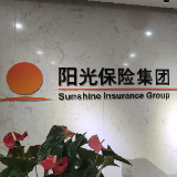 被阳光温暖的小山村