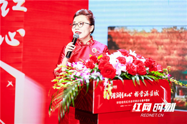 湖南艺术职业学院影视系教授翟清现场对经典红色诗词进行赏析。