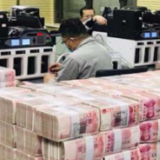 上半年住户存款增加超10万亿元，为啥国人更爱存钱了？