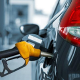 成品油价迎年内首次下调 加满一箱92号汽油少花约8元