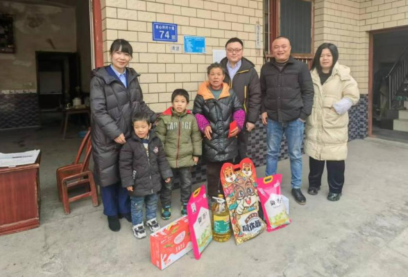 中国太保产险望城支公司为结对帮扶家庭送去春节温暖
