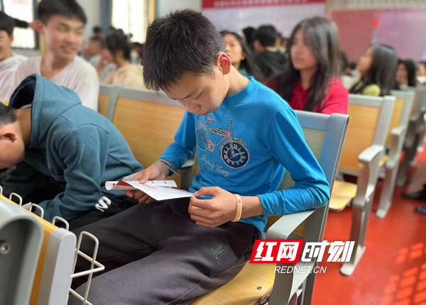 同学们在认真学习财商知识。