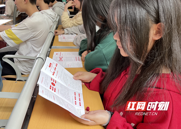 同学们在认真学习财商知识。