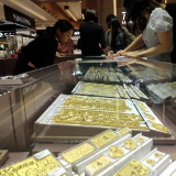 金价“越等越贵” 今年还要“狂飙”数百美元？你囤了吗？