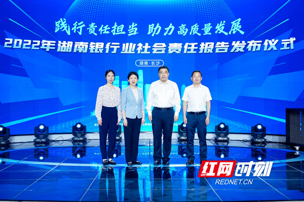 嘉宾合影留念。