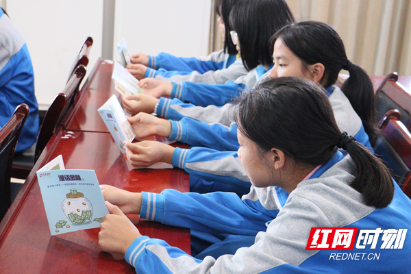 学生们认真学习金融手册。
