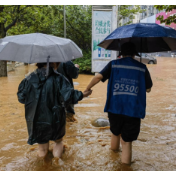 在暴雨洪流中筑起防护堤坝  太保服务在一线！