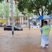 无惧风雨 向险而行 “太保蓝”暴雨中守护星城