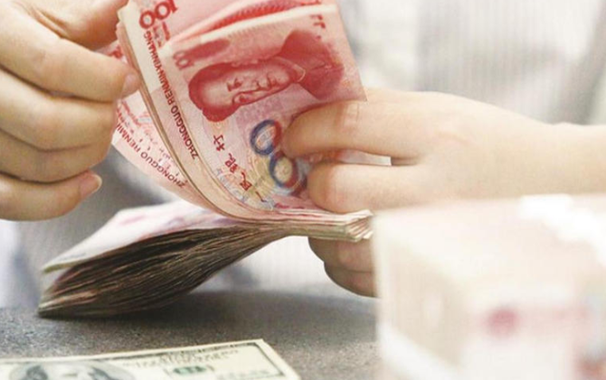 离岸、在岸人民币对美元汇率分别升破7.02、7.03