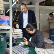 辰溪农商银行:金融“活水”润小微,“小工厂”撑起“大舞台”