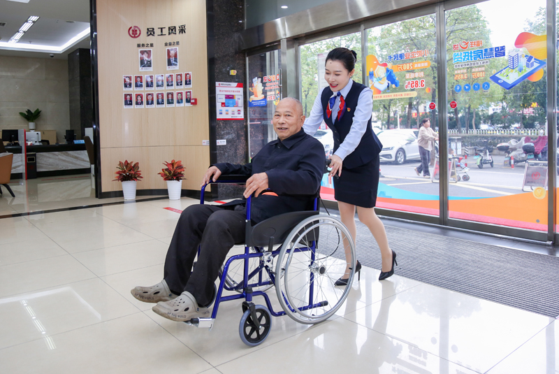 湖南农信系统贴心提供适老化金融服务.jpg