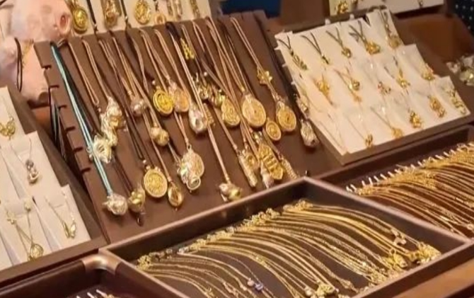 这类“沙金饰品”成本几元卖上百元 如何鉴别真假黄金？