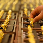 现货黄金一年50次刷新历史纪录 国际金价为何一路狂飙？