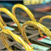 金价跌了，50克手镯为何反暴涨5万？