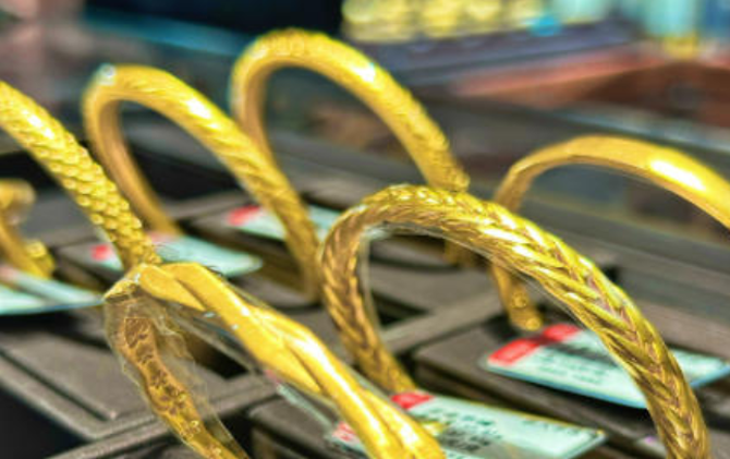 金价跌了，50克手镯为何反暴涨5万？