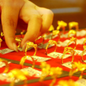 国际金价震荡 黄金消费升温