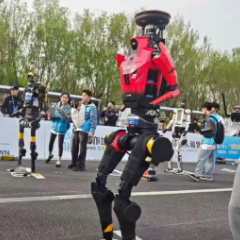 荣耀机器人获北京半程马拉松冠军 132款核心金属结构件由蓝思科技打造