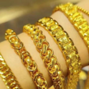 国际金价大涨重上4800美元 国内金饰克价涨到1470元