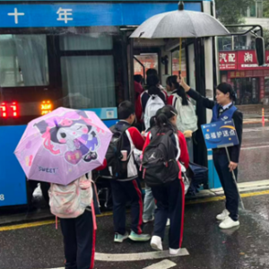 雨中护学暖童心 湖南银行赫山支行践行“幸福湘邻”活动