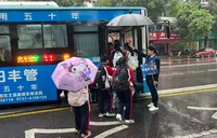 雨中护学暖童心 湖南银行赫山支行践行“幸福湘邻”活动