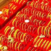 金饰价格半年跌近450元,记者探访黄金卖场:消费者围满柜台