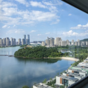 最美阳台丨穿透窗扇，触手阳台，风吹来秋天的味道