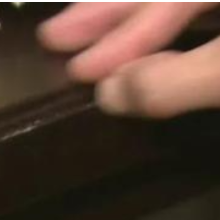 指甲轻轻一按，家具就会掉漆，店家认为质量没有问题